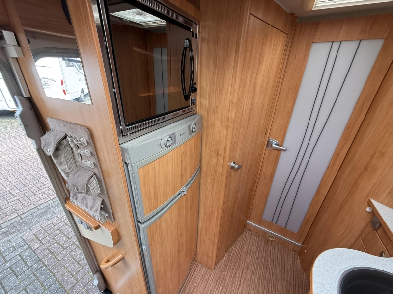 Adria Coral S 690 SP Queensbed Airco 2009  foto: 13