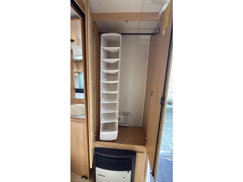 Hobby De luxe Easy 460 UFE cama francesa asiento redondo inodoro foto: 8