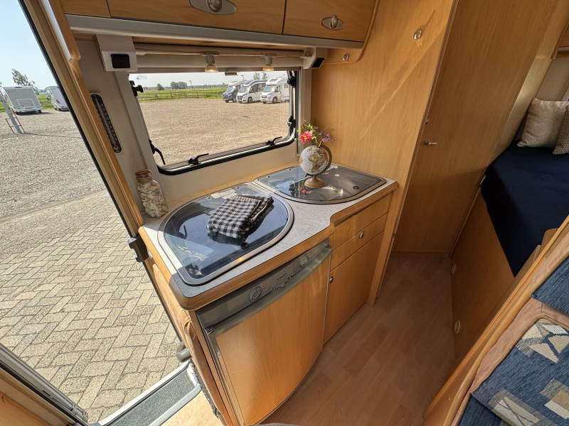 Homecar P 561 Aire acondicionado de motor Cama francesa foto: 16