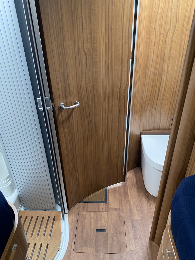 Hymer B 678 PL AUTOM&Aacute;TICO di&eacute;sel de 3 litros con 177 CV, camas longitudinales y cama abatible A&ntilde;o 2016. Centrum On the Road en Noorderringweg 4 en Marum. foto: 26