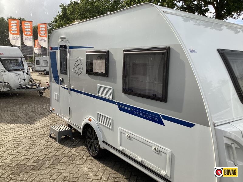 Knaus Sky Wave 700 MEG lit longitudinal et lit rabattable