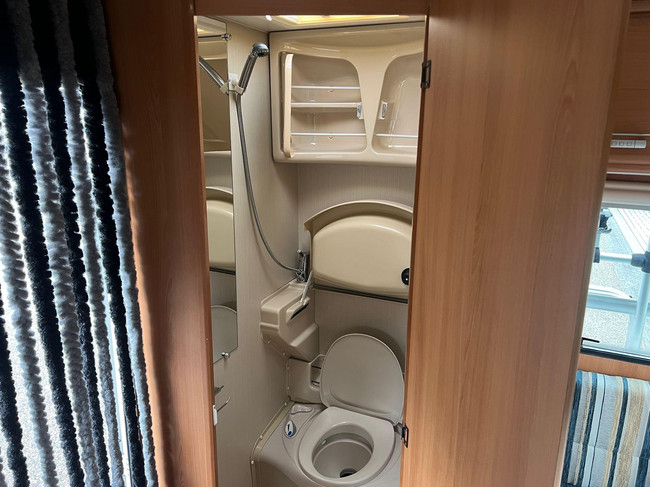 Caravelair Antares Luxe 390 Freeline | Fietsenrek | Dinette | Vastbed | Kachel | Koelkast | foto: 12