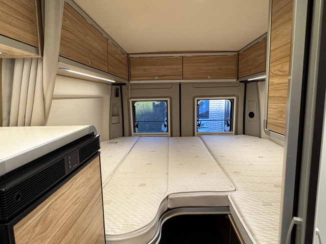 Hymer Yellowstone 640 techo elevable 160 cv *4 PERSONAS* Euro6 Fiat Ducato **Camas longitudinales/Techo elevable con 2 plazas para dormir/4 asientos/Litio/Sol foto: 21