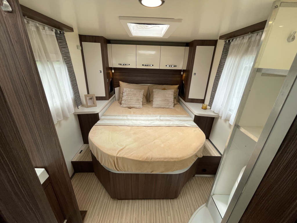 Chausson Cocoon 497 QUEENSBED + HEBEBETT AUTOMATIK KLIMAANLAGE KAMERA Foto: 2