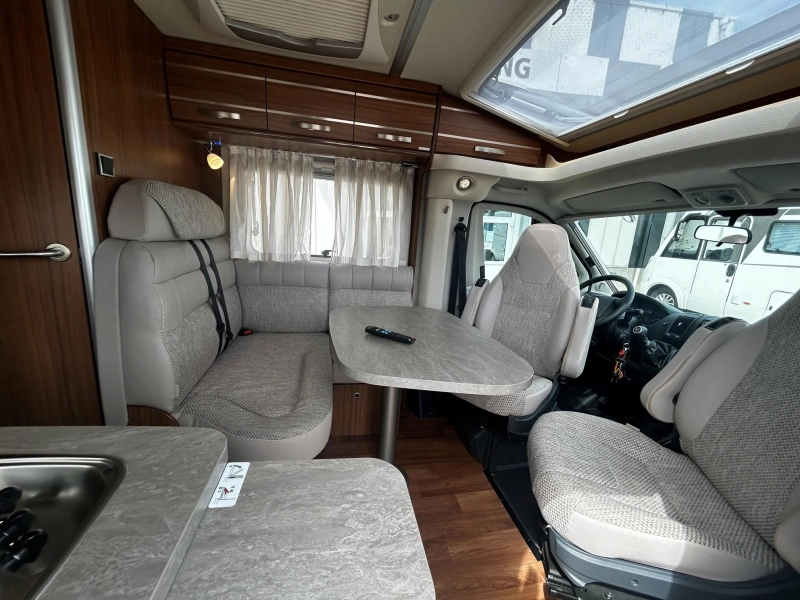 Hymer Exsis 474 T 474 lengte bed 25.000 km  foto: 8