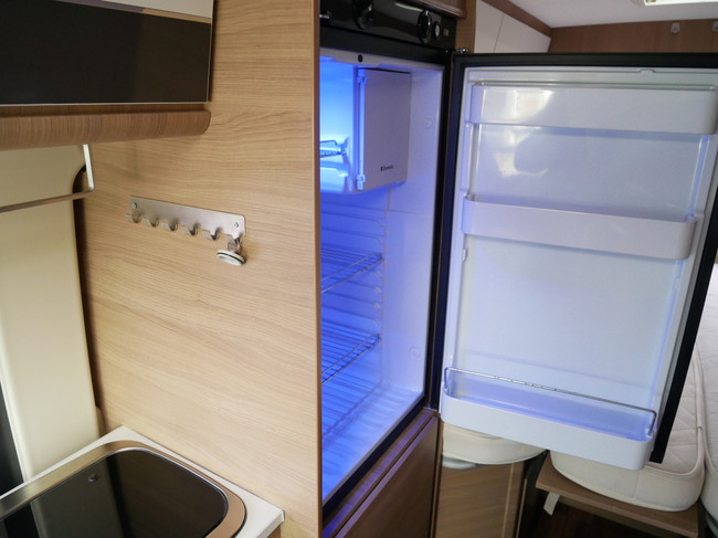 Karmann Davis 620, 6.40 Meter Buscamper, Lengtebedden foto: 14