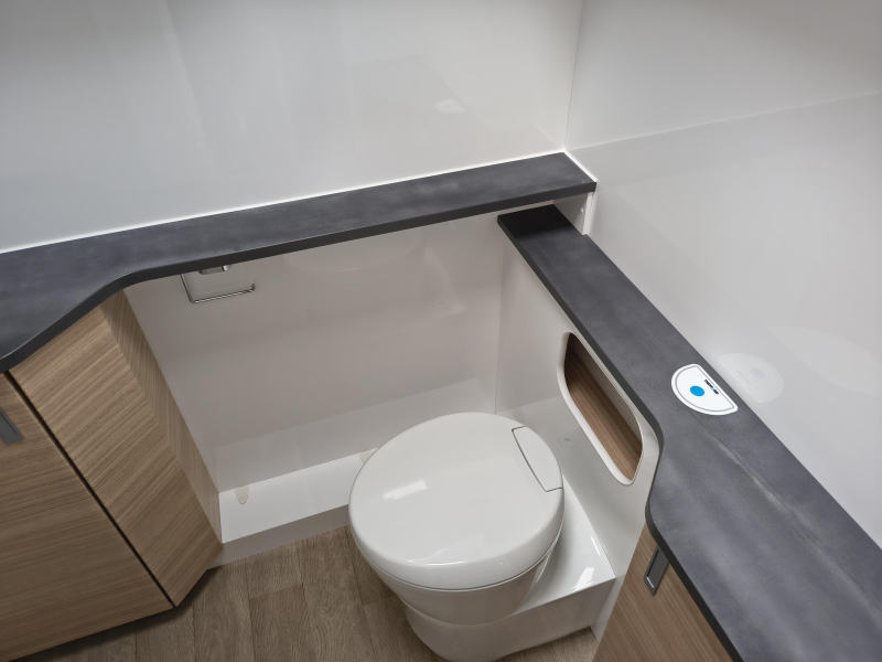 Hobby Optima De Luxe 70 F -Automatique-salle de bain arri&egrave;re photo : 16