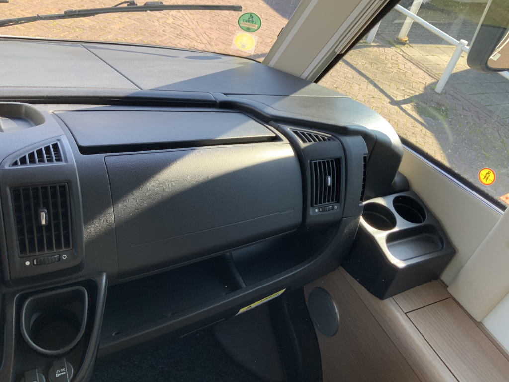 Carthago Malibu I 460 AUTOM&Aacute;TICO 150 CV Integral, Camas longitudinales y Cama abatible, Garaje, Aire acondicionado de motor, Aire acondicionado de techo, Sistema de nivelaci&oacute;n, Centro de autocaravanas en la carretera Marum foto: 27