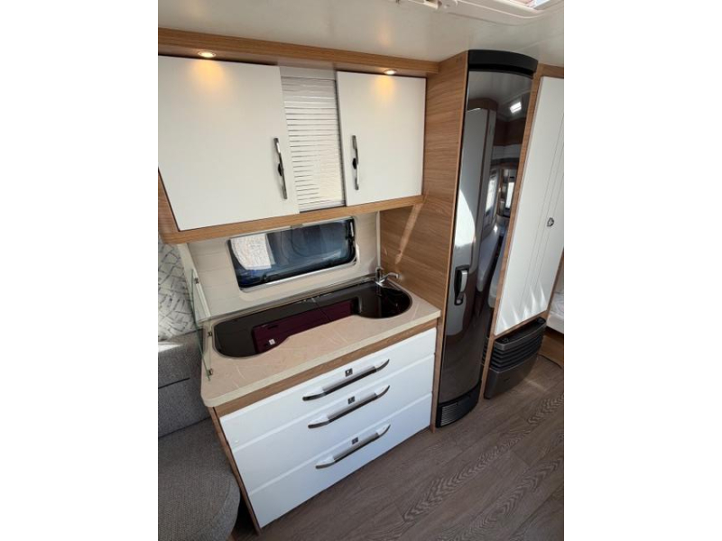 Hobby De Luxe 540 UL Incl. Mover en Voortent  foto: 14