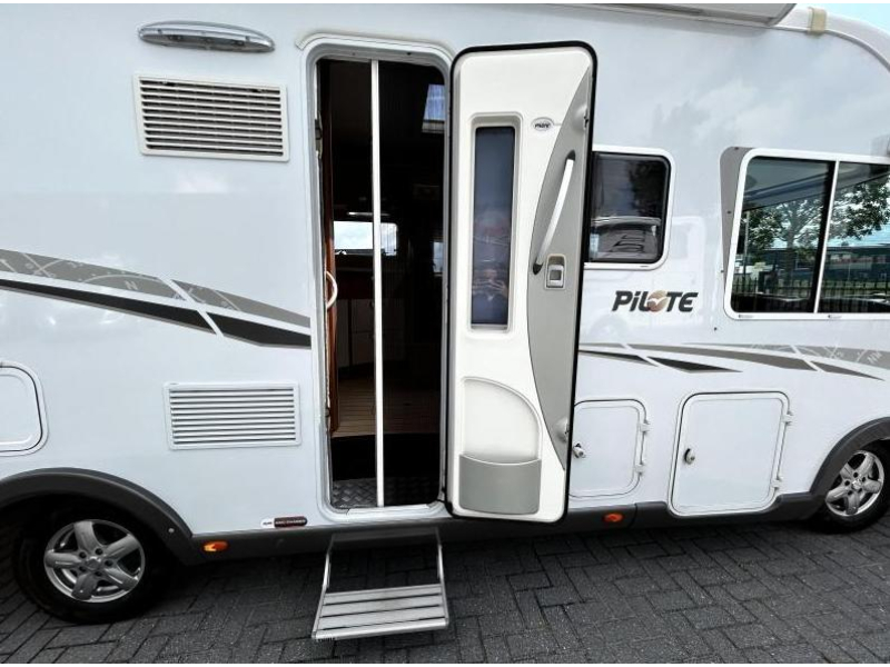 Pilote Explorateur G 741 Dwarsbed/Hefbed/Alde/2012  foto: 5