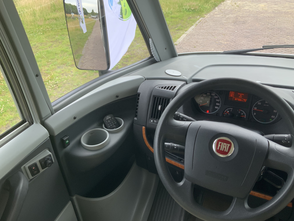 Bürstner Aviano 727 2.3 AUTOMAAT  150  PK integraal ,  Motor-airco  , Queens-bed , gelijkvloers , zij  zitgroep Bj. 2012 Camper centrum on the road foto: 26
