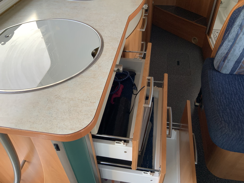 Hymer B 614 2.8 JTD 146 PK Integraal, Dwars – bed & Hef-bed, Garage etc., Bj. 2005 Camper centrum on the road foto: 6