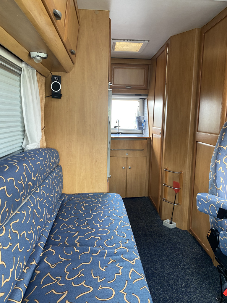 Hymer B 584 2.8 JTD 128 Pk Integraal, Hef-bed voor, Lange-bank, 3 Draaistoelen, Eindkeuken etc. Bj. 2002. B 584 Marum foto: 18