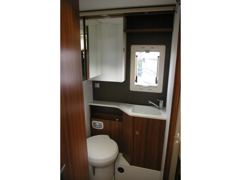 Adria Matrix Plus 670 SL Camas individuales, Cama abatible. foto: 12