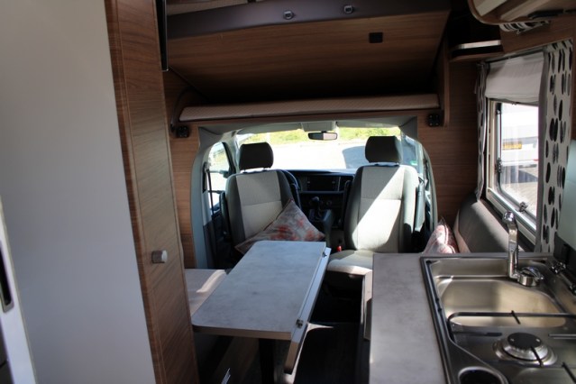 Zeer compacte Knaus Tourer VAN 500 LT Bulli AUTOMAAT voorzien van Face to Face salon (82  foto: 26