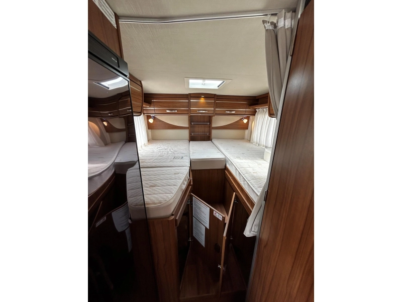 Hymer Exsis 474 T 474 lengte bed 25.000 km  foto: 18