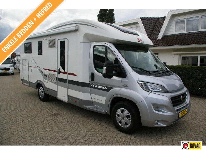 Adria Matrix Plus 670 SL Enkele bedden, Hefbed.