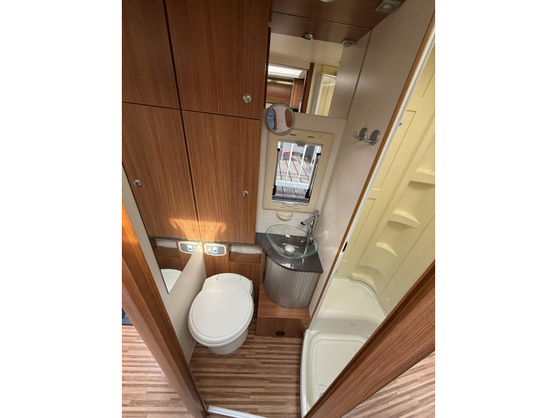 Adria Coral 670 SL Lengtebedden  foto: 14