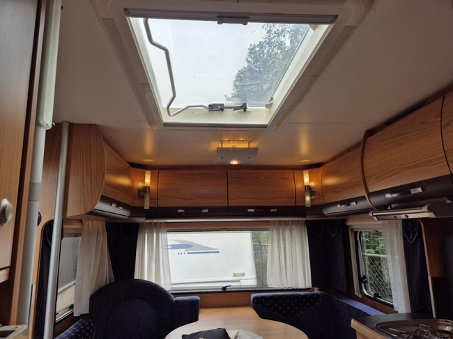 B&uuml;rstner 525 TS Belcanto lit Queen petite annexe photo: 17