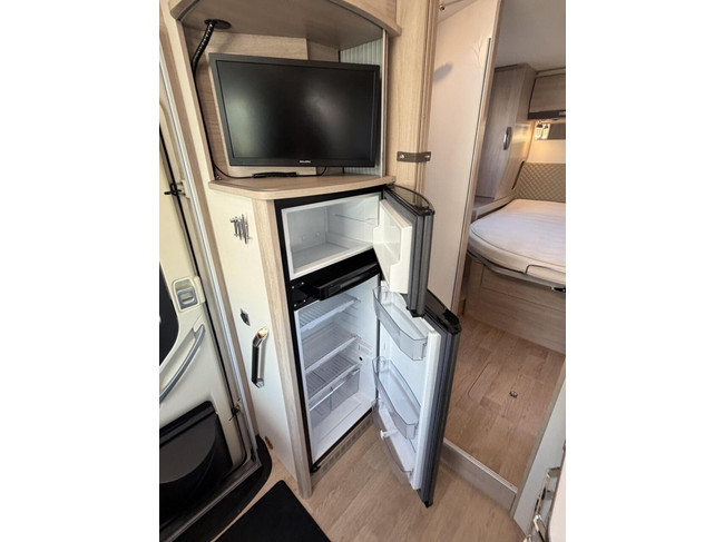 RAPIDO 686 F Euro6 Queensbed 2X Airco Zonnepaneel Luifel Fietsenrek foto: 17