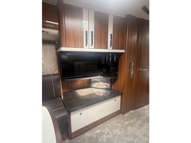 Fendt caravan BRILLANT 650 in nieuwstaat Queensbed  zakluifel Thule mover Truma xt hordeur leder tv dakairco truma groot dakluik oven  xxl koelkast foto: 13