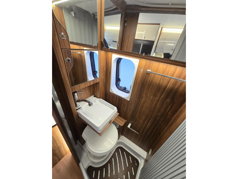 Karmann Davis 590 Fixed Bed Automatic 150hp photo: 17