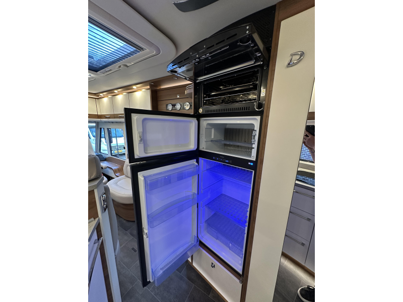 Dethleffs Globetrotter 7850 XLI DBM Premium, Placards sup&eacute;rieurs photo : 15