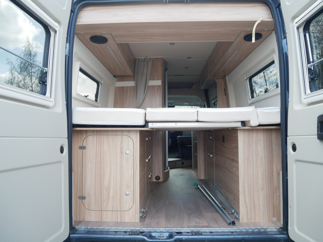 Hymer Yosemite 6 metros, camas longitudinales, techo elevable, 4 personas foto: 20