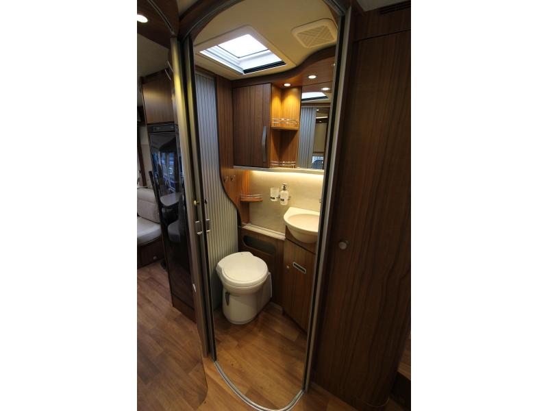 Hymer BML-I Queen bed + fold-down bed photo: 19