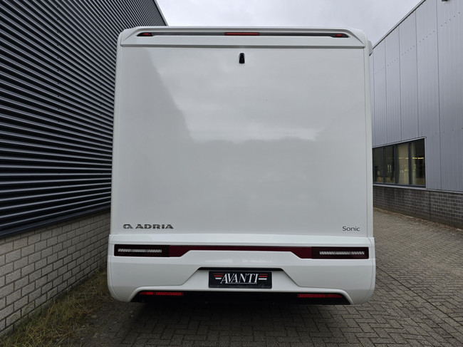 Adria SONIC SUPREME 700DL 161 PK AUTOMAAT SLECHTS 11.366 KM VEEL OPTIES SOLAR AIRCO 16 INCH VELGEN LENGTEBEDDEN HEFBED
