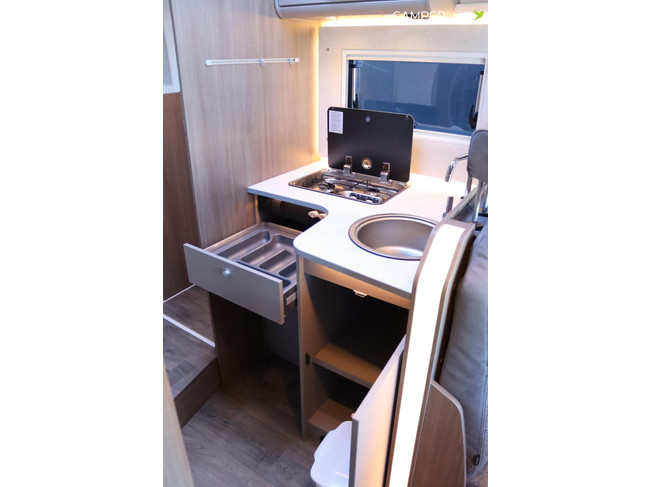 Carado T447 Edition 26 165pk Automaat | Lengtebedden | Luifel | Hefbed | Gescheiden douche | Fietsendrager | 12'' Ford multimediasystee foto: 12