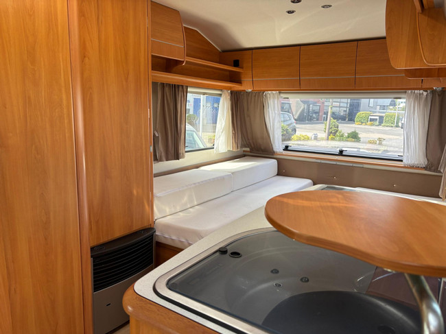 HOME-CAR 526h Racer 470 UE | 2 Enkele bedden | Volautomatische mover | Fietsendrager | Zakluifel | 3-Pits gasfornuis foto: 11