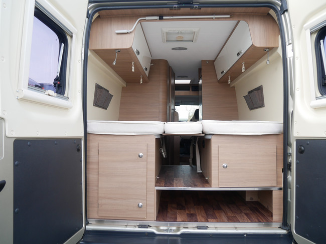 Karmann Davis 620, 6.40 Meter Buscamper, Lengtebedden foto: 20