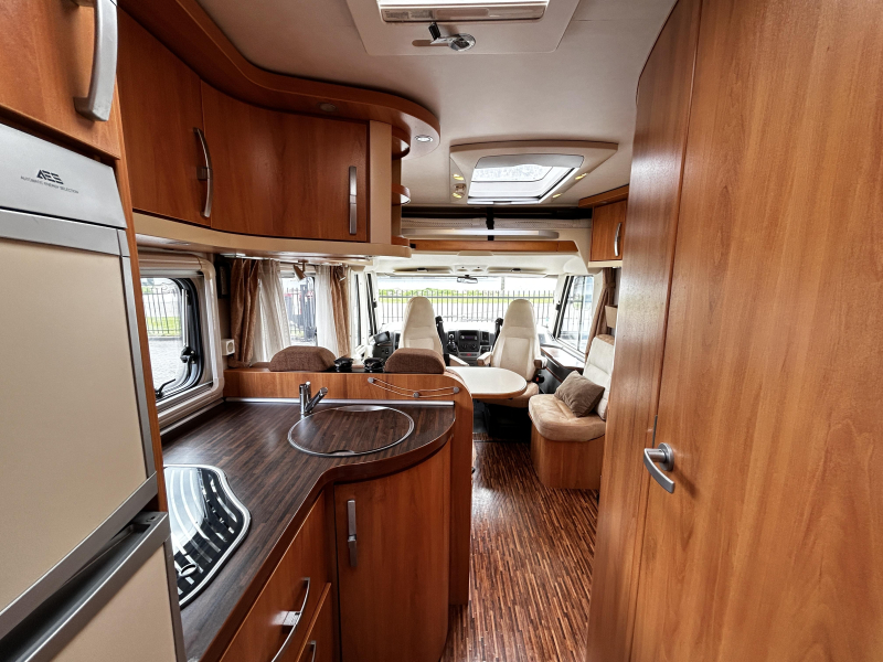 Hymer B614 CL Dwarsbed/Hefbed/160pk  foto: 8