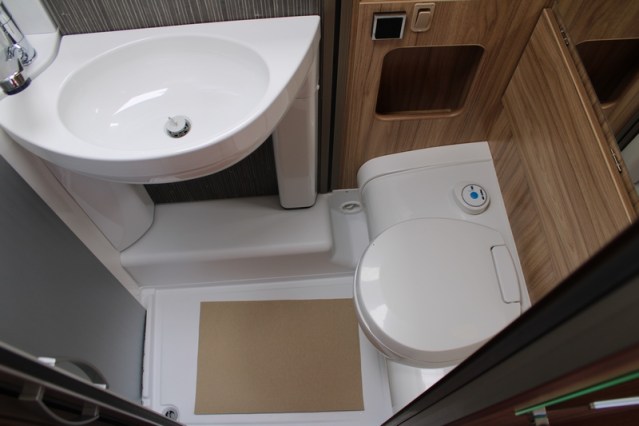 Compacto Hymer Exsis i 474 Fiat 160 cv estrecho ligero camas individuales y cama abatible (55 foto: 50