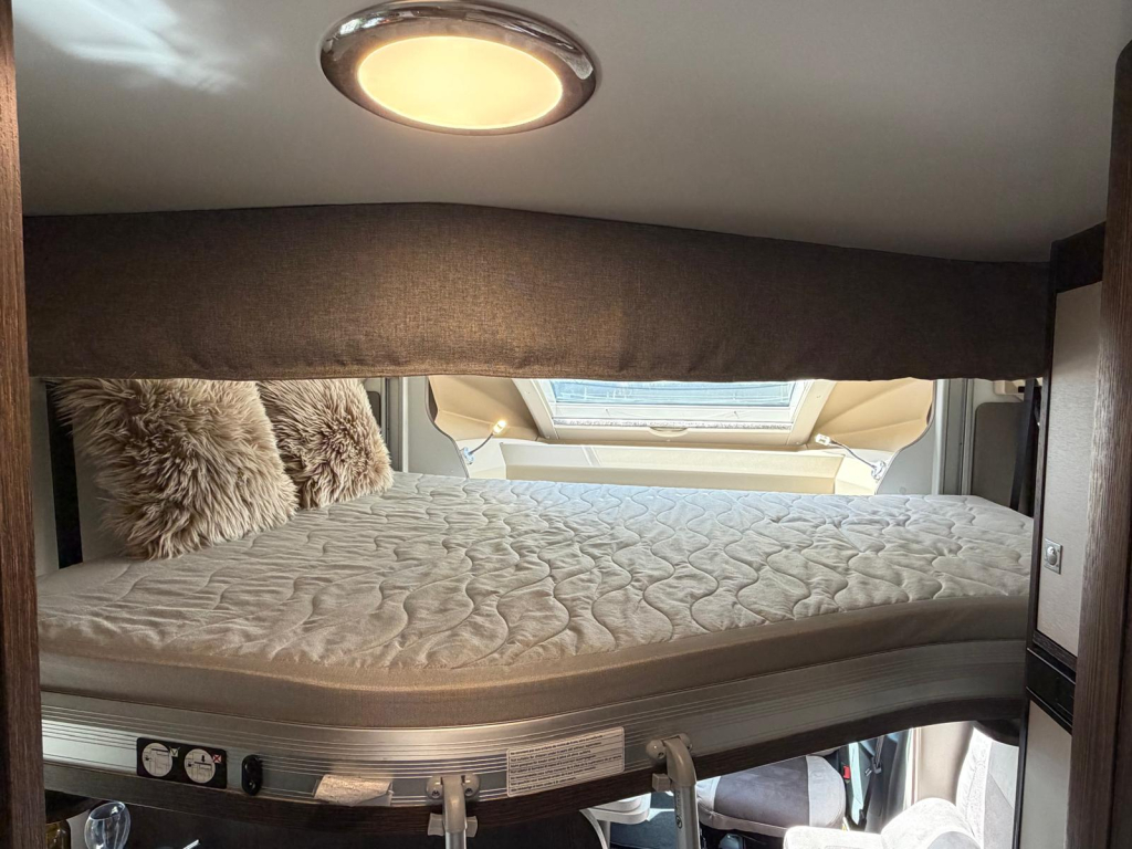 Benimar Tessoro 495 UP QUEENSBED + HEFBED XXL GARAGE 6.99M foto: 4