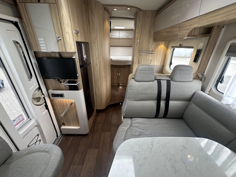 Hymer B698 Queensbed L-zit 150PK TV photo: 5