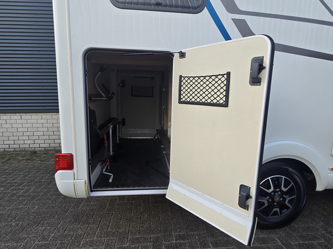 Hymer TRAMP GL 578 AMBITION 130 PK SLECHTS 29.972 KM DIGITALE ACHTERUITKIJKSPIEGEL LENGTEBEDDEN TV + SATELLIET DRAAISTOELEN foto: 6