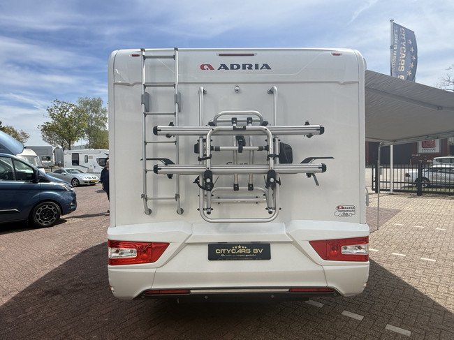 Adria CORAL 600 SC 164 PS Euro 6 sehr kompaktes Wohnmobil Queensize-Bett Panoramadach elektr. Fahrradtr&auml;ger TV 2x Solarpanel Remis Plissee Maxxfan Navi Kamera Leder Fliegengittert&uuml;r Foto: 5