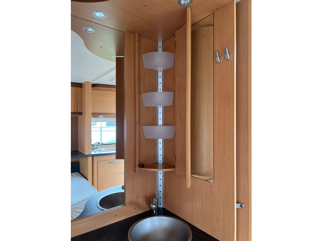 Hymer Sporting 465 | Mover enti&egrave;rement automatique | Auvent comme neuf | Sommier &agrave; lattes | Coin salon convertible | Auvent | Lit fran&ccedil;ais | Porte-v&eacute;los photo : 22