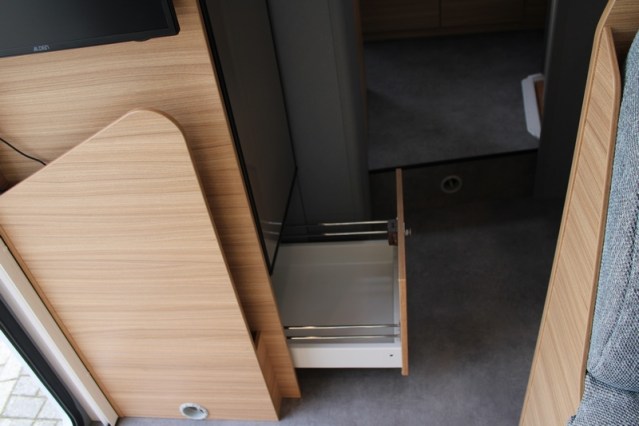 Dethleffs 7052 DBM Just 90 Queenbed + hefbed riante garage (94  foto: 34