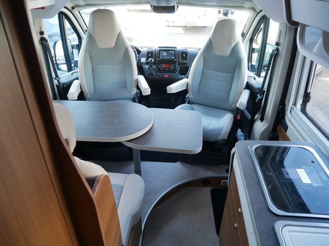 Knaus Van Tourer, Camas individuales, Techo elevable, Autom&aacute;tico de 9 velocidades. foto: 8