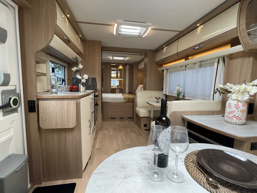 LMC Caravans Exquisite 685 VIP CAMA QUEEN + ASIENTO REDONDO EJE T&Aacute;NDEM 2025 ! foto: 21