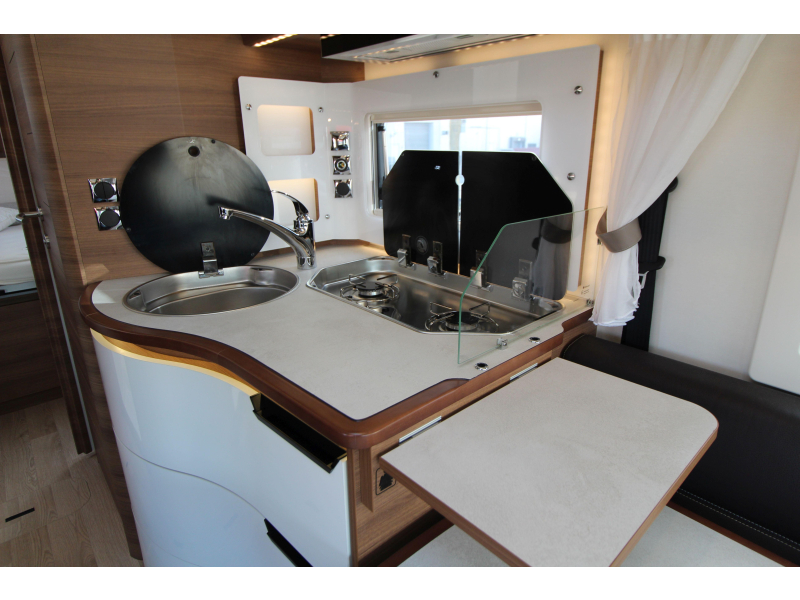 Rapido M96 Queensbed + Hefbed  foto: 32