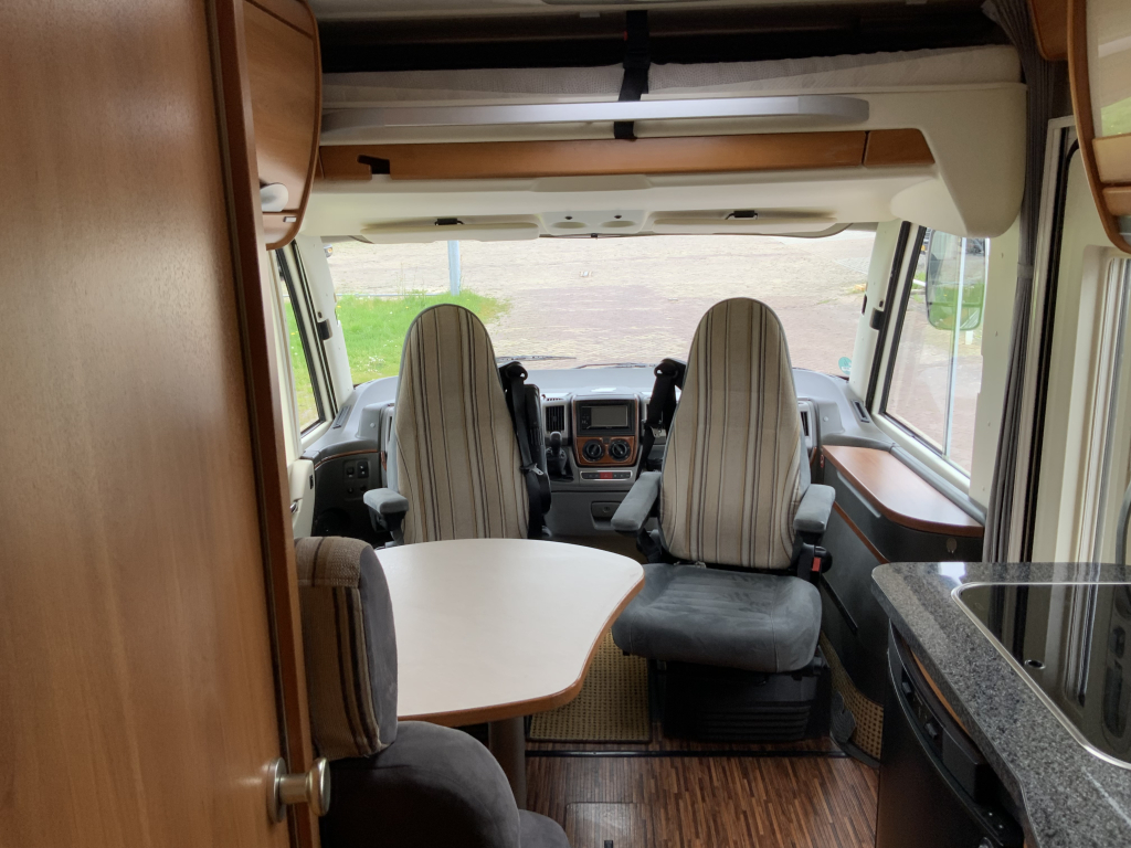 Hymer B 504 SL Integral, Equipado con cama individual trasera y cama abatible delantera, aire acondicionado de motor, chasis Alko, etc., A&ntilde;o 2009 Camper centrum on the road foto: 11