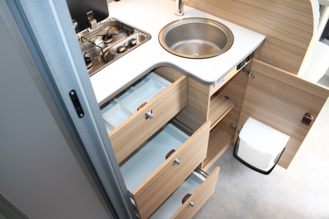 Dethleffs 7052 DBM Just 90 Queenbed + hefbed riante garage (94  foto: 31