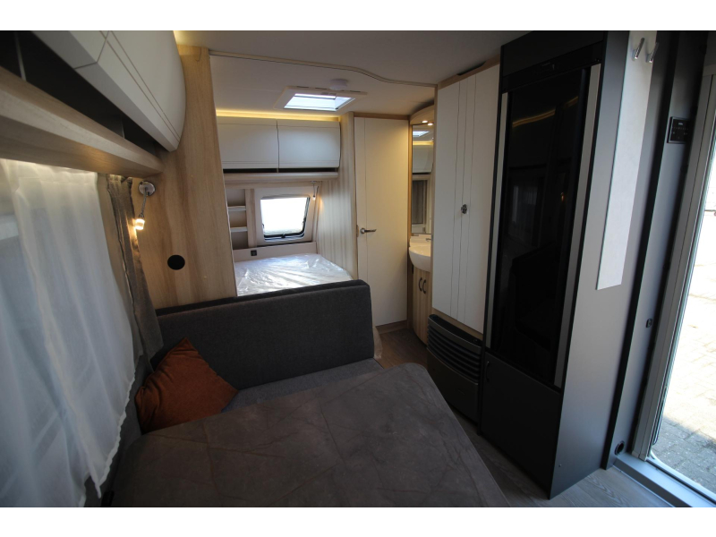 Hobby De Luxe 400 SFE Cama francesa y nevera alta foto: 13