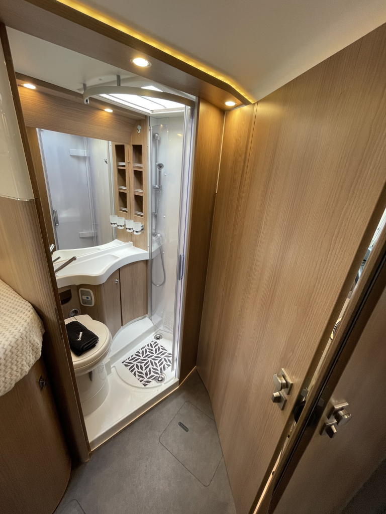 Carthago Malibu 430 LE ENKELE BEDDEN+HEFBED 6.90M BEARLOCK foto: 10