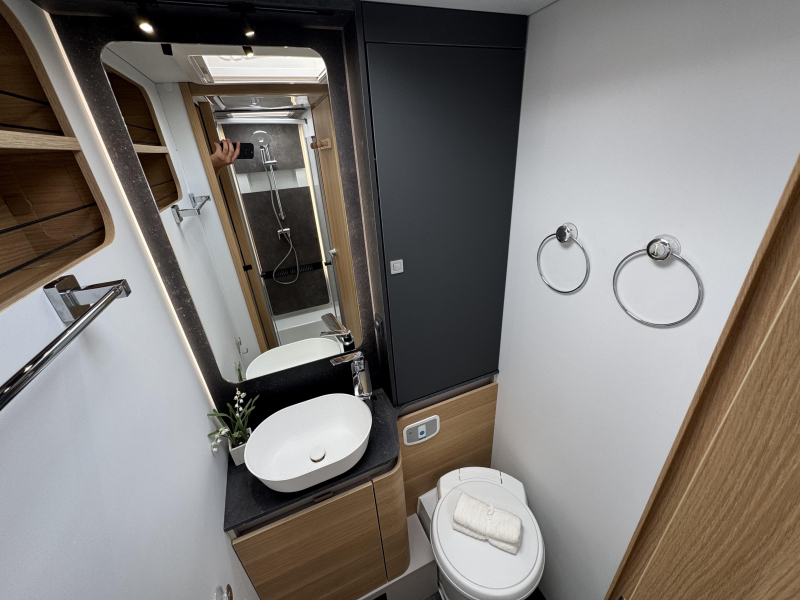 Adria Matrix Plus 670 DL Automaat Omvormer Airco  foto: 20