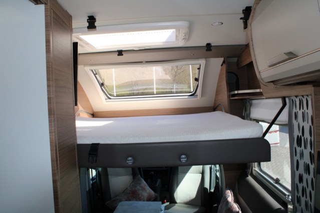 Zeer compacte Knaus Tourer VAN 500 LT Bulli AUTOMAAT voorzien van Face to Face salon (82  foto: 45